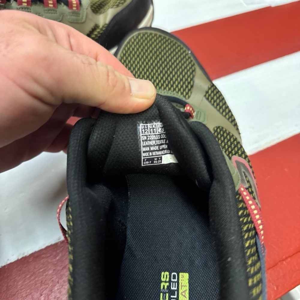 Sketchers size 12 men’s hiking boots - Picture 7 of 9
